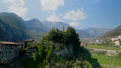 Hügel-Oder-Berg-Mit-Einem-Bau-In-Der-Stadt-Trentino-Südtirol-Lombardei