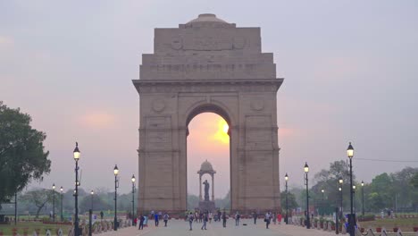Beautiful-sunrise-at-historical-and-famous-India-Gate-on-Kartavya-Path-with-tourists-and-locals-enjoying-the-view,-New-Delhi,-India