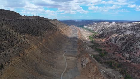 Halbtrockene-Wüste-Mit-Berglandschaft-In-Utah,-Vereinigte-Staaten