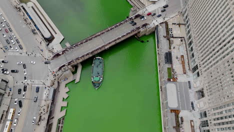 Aerial-tilt-shot-of-boats-and-traffic-on-the-river,in-downtown-Chicago,-on-St-Patrick´s-day