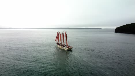 Barco-Con-Cuatro-Velas-De-Estilo-Vikingo-Navegando-En-El-Agua