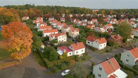 Casas-Suburbanas-En-Estocolmo,-Suecia-En-Un-Día-De-Otoño