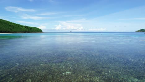 Über-Wasser-Nahaufnahme-Eines-Leuchtend-Türkisfarbenen-Korallenriffs-In-Yasawa,-Fidschi