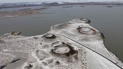 Vista-Aérea-De-Pseudocráteres-Cerca-Del-Lago-Myvatn-En-El-Norte-De-Islandia-Durante-Un-Día-Nublado