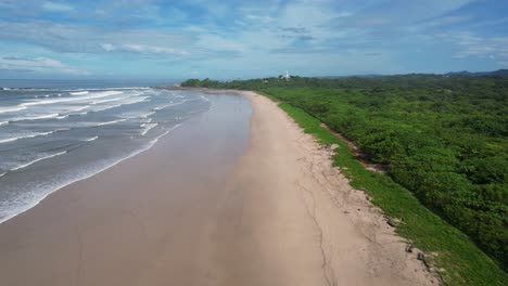 Vuelo-Sobre-La-Playa-De-Nosara-En-Costa-Rica