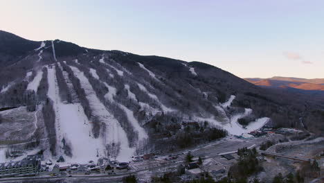 Luftaufnahmen-Einer-Filmischen-Drohne,-Die-Den-Sonnenaufgang-Der-Skipisten-Im-Loon-Mountain-Resort-In-New-Hampshire-Verließ