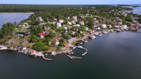 Drone-shot-orbit-of-seaside-village-Dalarö-in-the-swedish-archipelago