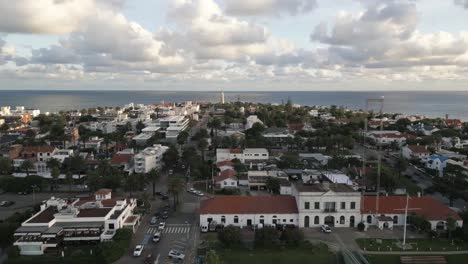 Drohnenflug-über-Punta-Del-Este,-Uruguayisches-Stadtbild-Mit-Modernem-Wolkenkratzergebäude-Und-Küstenstrand-Am-Atlantischen-Ozean
