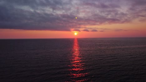 Sunset-and-horizon-of-the-sun-over-the-lake-Michigan,-Milwaukee