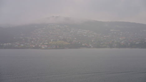 Vista-Del-Horizonte-Costero-De-Hobart-Brumoso-Desde-El-Río-Derwent-En-Un-Día-Nublado-Nublado,-Cámara-Lenta-De-4k-Tasmania
