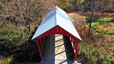 Brücke-Mit-Rotem,-Malerischem-Holzdach-In-Einem-Herbstlichen-Wald