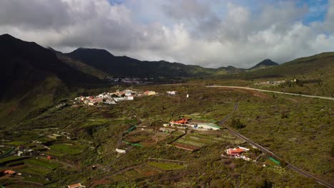 Pequeños-Pueblos-De-Montaña-De-La-Isla-De-Tenerife,-Vista-Aérea-De-Drones
