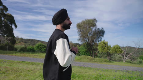 Porträt-Eines-Punjabi-Sikh-Mannes,-Umgeben-Von-Immergrüner-Naturlandschaft-Tagsüber