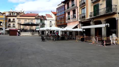 Establisher-panning-view-of-city-center-of-Aranda-de-Duero,-square-and-bars
