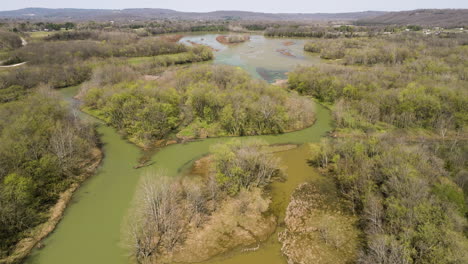 Malerische-Natur-Des-Middle-Fork-White-River-Mit-Bäumen-In-Der-Nähe,-Gelegen-In-Arkansas,-Vereinigte-Staaten