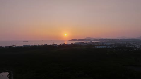 Panorama-Der-Stadtlandschaft-Von-Manzanillo-Bei-Sonnenuntergang-Mit-Blick-Auf-Die-Halbinsel-Santiago-In-Colima,-Mexiko