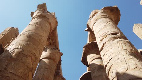 Hieroglyphen,-Schnitzereien,-Inschriften-Und-Symbole-Auf-Papyrussäulen.-Antike-Säulen-Der-Großen-Säulenhalle-Im-Karnak-Tempelkomplex-In-Luxor