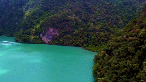 Toma-De-Un-Dron-De-Un-Mar-Azul-Turquesa-Rodeado-Por-Un-Conjunto-De-Islas-Paradisíacas-En-Langkawi-Malasia