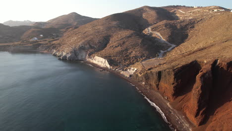 Vista-Aérea-De-La-Playa-Roja-Y-La-Pintoresca-Costa-De-La-Isla-De-Santorini,-Grecia