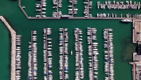 Luftaufnahme-Eines-Hafens-Mit-Vielen-Yachtbooten,-Die-Im-Hintergrund-Mit-Symmetrischem-Muster-Angedockt-Sind