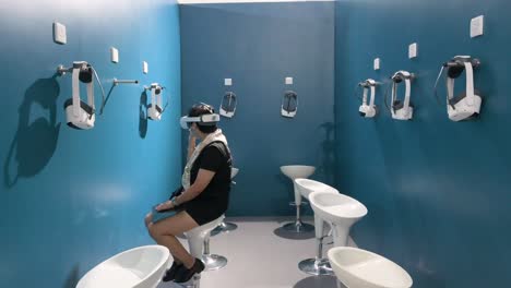 Ein-Besucher-Trägt-Ein-Virtual-Reality-Headset,-Um-Einen-Immersiven-Abenteuersimulator-Zu-Erleben