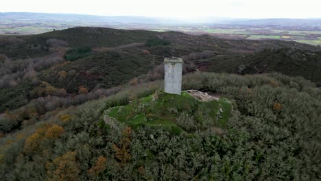 Panoramic-aerial-orbit-castle-tower-da-pena,-in-xinzo-de-limia,-ourense,-spain