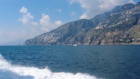 Navegando-Por-El-Mar-Tirreno-Con-Vistas-A-La-Costa-De-Amalfi-En-Campania,-Italia