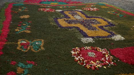 Ein-Teppich-Aus-Blumen-Und-Kiefernnadeln-Schmückt-Die-Straße-Von-Antigua-Während-Der-Semana-Santa-In-Guatemala