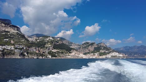 Retrolavado-Espumoso-De-Un-Ferry-Con-La-Ciudad-De-Positano-En-La-Costa-De-Amalfi,-Italia