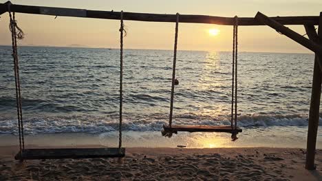 Freiheit-Des-Romantischen-Urlaubslebensstils-Mit-Sonnenuntergang,-Meereslandschaft,-Strand-Und-Schaukelsilhouette