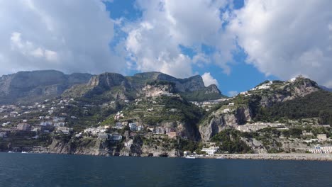 Vista-Desde-Un-Barco-De-Hoteles-Y-Casas-En-La-Ladera-De-Una-Colina-Sobre-Positano-En-La-Costa-De-Amalfi,-Italia---Pov