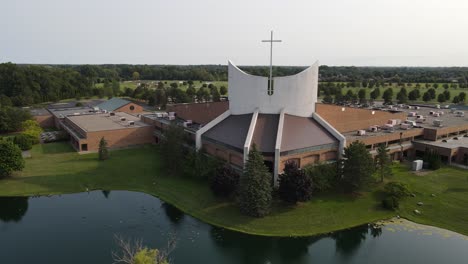 Iglesia-Cristiana-Bethesda,-Alturas-Esterlinas,-Michigan,-Estados-Unidos,-Vista-Aérea-De-Drones