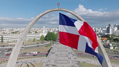 Nahaufnahme-Einer-Im-Wind-Wehenden-Flagge,-Stadt-Santo-Domingo-In-Der-Dominikanischen-Republik