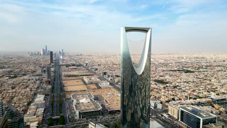 Kommerzieller-Wolkenkratzer-Und-Einzelhandels-Einkaufszentrum-Kingdom-Centre-In-Riad
