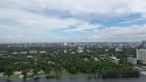 Vista-Aérea-Sobre-El-Agua-Cerca-De-Un-Parque-Frente-Al-Mar-En-Miami
