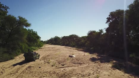 Verfolgung-Eines-Wildfahrzeugs-In-Einem-Ausgetrockneten-Flussbett-In-Der-Hitze-Der-Afrikanischen-Nachmittagssonne