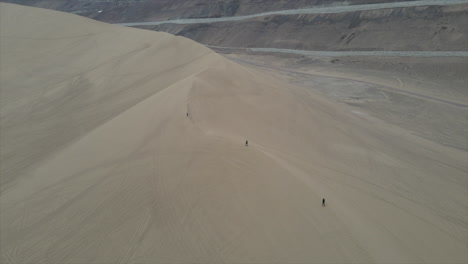 Tourist-hiking-the-Dune-of-Iquique