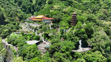 Luftaufnahme-Des-Atemberaubenden-Changchun-Tempelgebiets-Auf-Dem-Grünen-Hügel-Des-Taronko-Nationalparks,-Taiwan