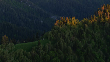 Landschaftsansicht-Eines-Bergwaldes-Auf-Einem-Bergrücken,-Der-Vom-Sonnenuntergang-Beleuchtet-Wird,-Im-Kaukasus,-In-Der-Abenddämmerung