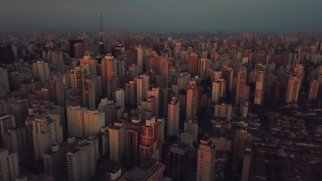 Increíble-Toma-De-Drones-Del-Centro-De-Negocios-De-Sao-Paolo-Al-Atardecer-Con-Hermoso-Cielo-Y-Grandes-Edificios