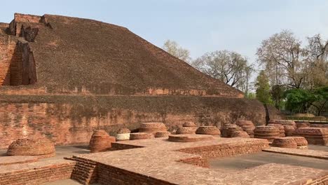 Filmaufnahme-Der-Ruinen-Der-Historischen-Indischen-Architektur-Der-Alten-Nalanda-Universität