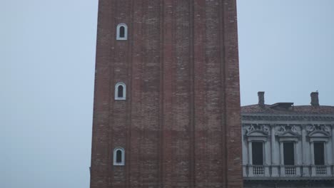 Langsame,-Sanfte-Schwenkaufnahme-Des-Glockenturms-San-Marco-In-Venedig
