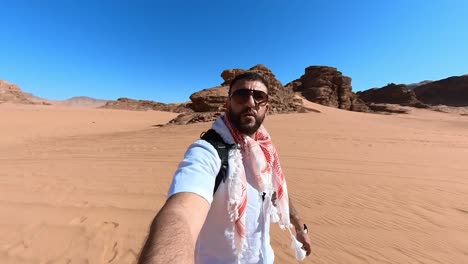 Hombre-Caminando-Solo-Por-El-Desierto