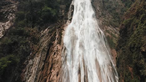 Einheimische-Und-Touristen-Beobachten-Den-Chiflon-Wasserfall-Von-Der-Aussichtsplattform-In-Chiapas,-Mexiko