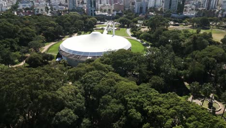 Dron-Aéreo-Vuela-Sobre-El-Parque-Redencao-Porto-Alegre-Araujo-Auditorio-Vianna-A-La-Luz-Del-Día,-Parque-Brasilero-Farroupilha