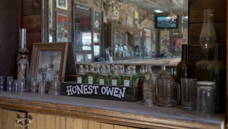 Interior-Of-An-Empty-Western-Saloon-With-Antique-Glass-Bottles-And-Paintings-In-Pioneertown,-California