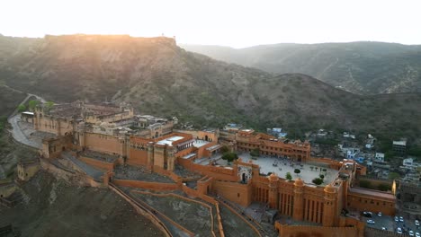Luftaufnahme-Des-Berühmten-Amber-Fort-Wahrzeichens-Im-Bundesstaat-Rajasthan-In-Indien