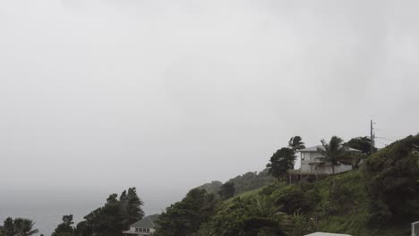 Stürmisches-Wetter-Entfesselt-Seine-Kraft-Im-Tropischen-Paradies-Guadeloupe