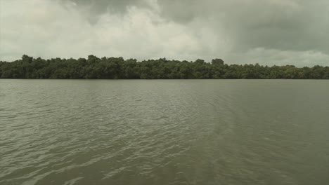Aguas-Tranquilas-Del-Río-Alrededor-Del-área-De-Goa-En-India,-Clima-Nublado-Y-Nublado