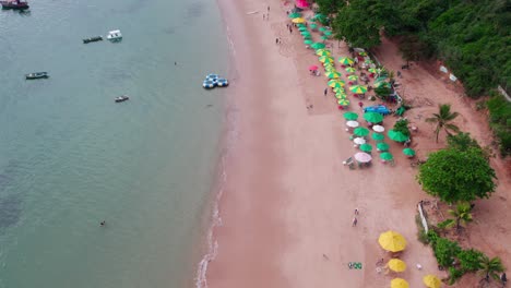 Luftbild-Dolly-Am-Strand-Von-Tartaruga,-Zeitlupe-Zeigt-Menschen,-Die-Auf-Dem-Sand-Des-Strandes-Spazieren-Gehen